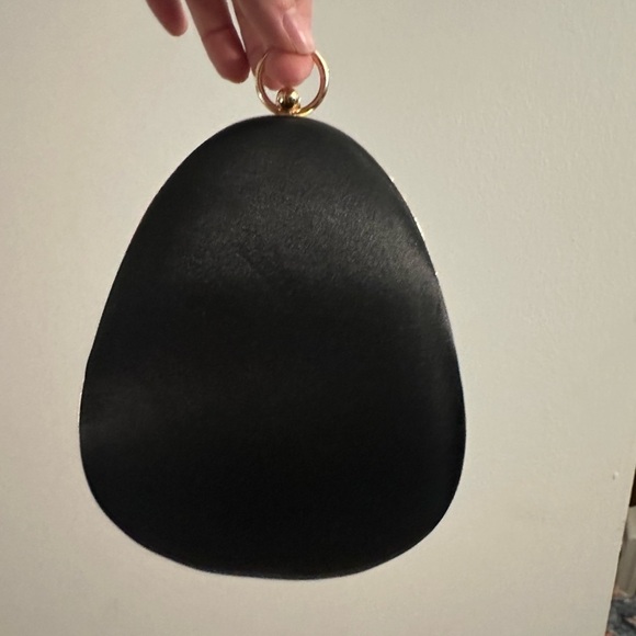 structured clutch black satin pearl gold chain and ring handle - Picture 14 of 17